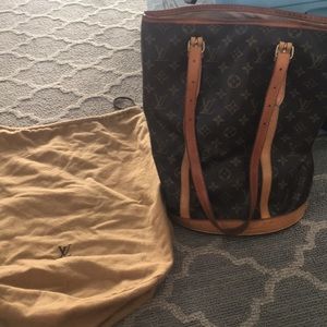 Large Luis Vuitton bucket bag